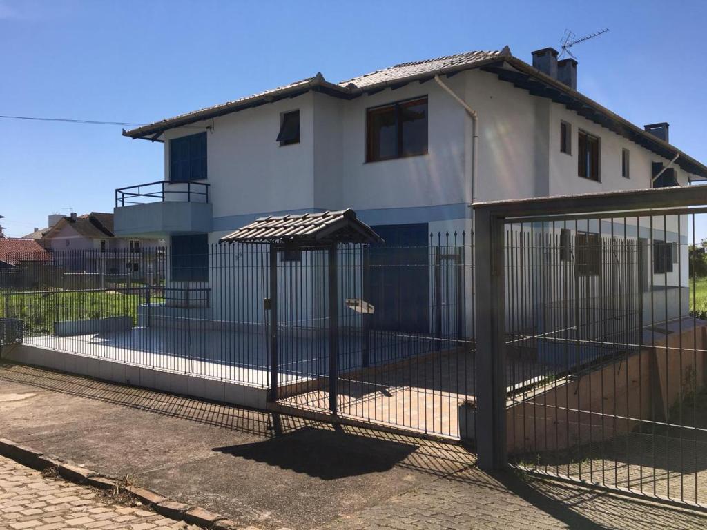 a fence in front of a house at Serra Gaúcha Uva e Vinho in Bento Gonçalves