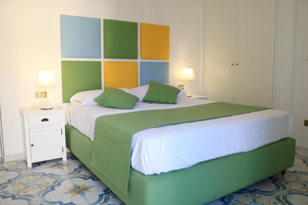 sypialnia z dużym łóżkiem z kolorowym zagłówkiem w obiekcie SuiteNapoliSantaLucia w mieście Napoli