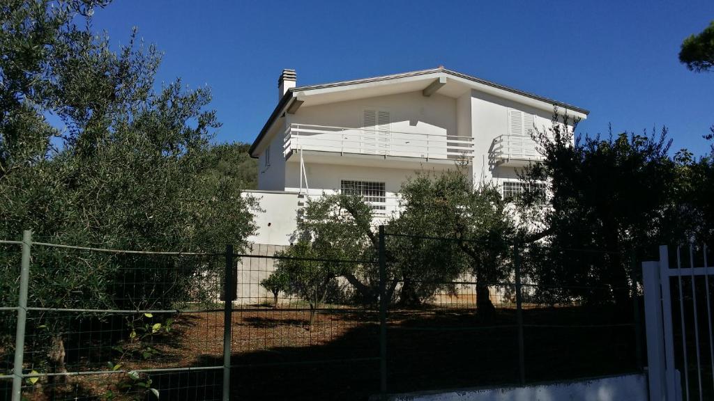 una casa blanca con una valla delante en B&B casaMagliana en Itri