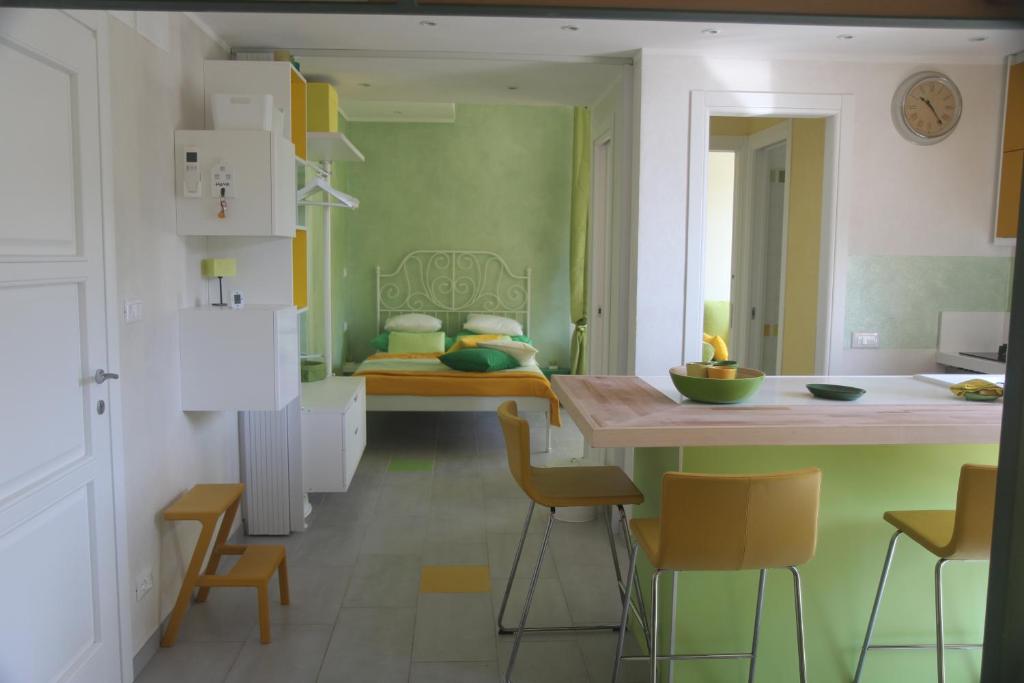 een keuken met een tafel en stoelen in een kamer bij VerdeLimone in Monterosso al Mare