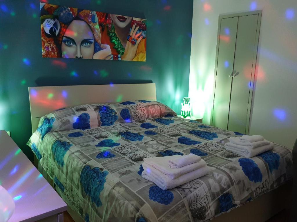 una camera da letto con un letto e asciugamani di Il Terrazzino del Mare a Polignano a Mare