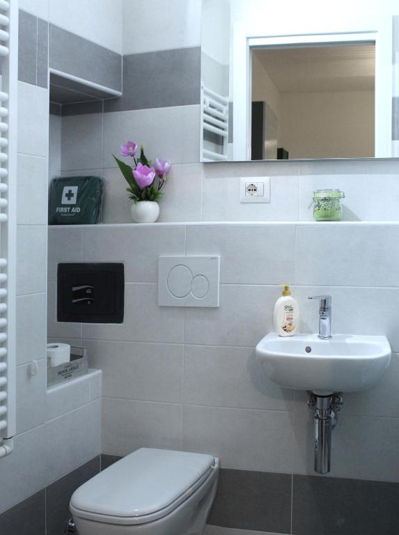A bathroom at Daniel House
