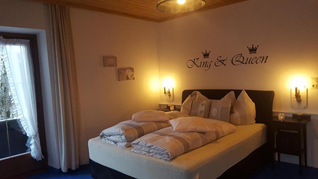 Postel nebo postele na pokoji v ubytování Hotel Gasthof Gaistal
