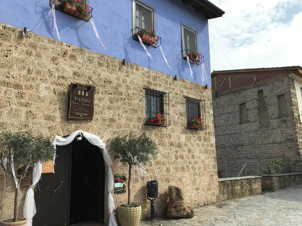 a blue building with plants on the side of it at Varosi 4 Seasons in Edessa