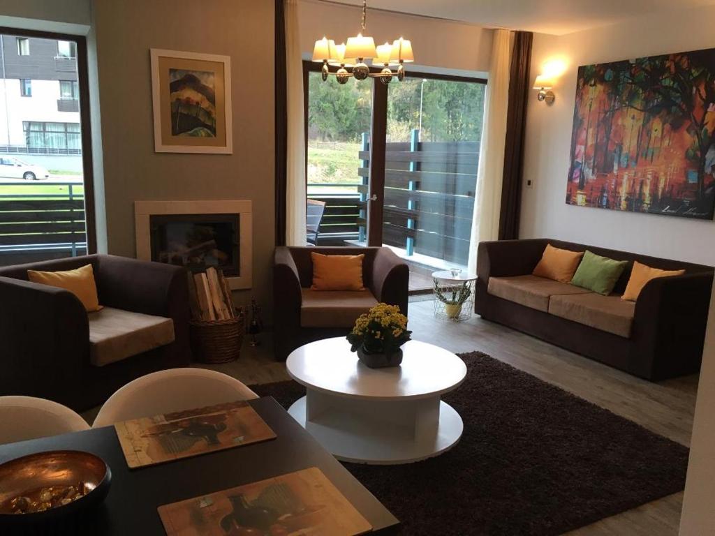 Sala de estar con sofás y mesa de centro en Silver Luxury 6 en Poiana Brasov