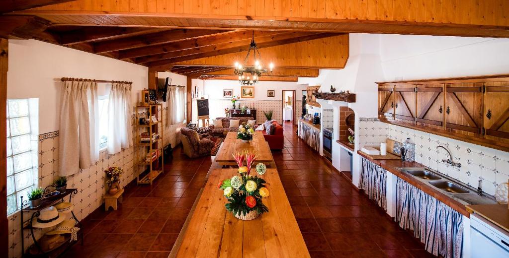 uma vista superior de uma sala de estar com uma mesa longa em Vale do Grou Natura em Óbidos