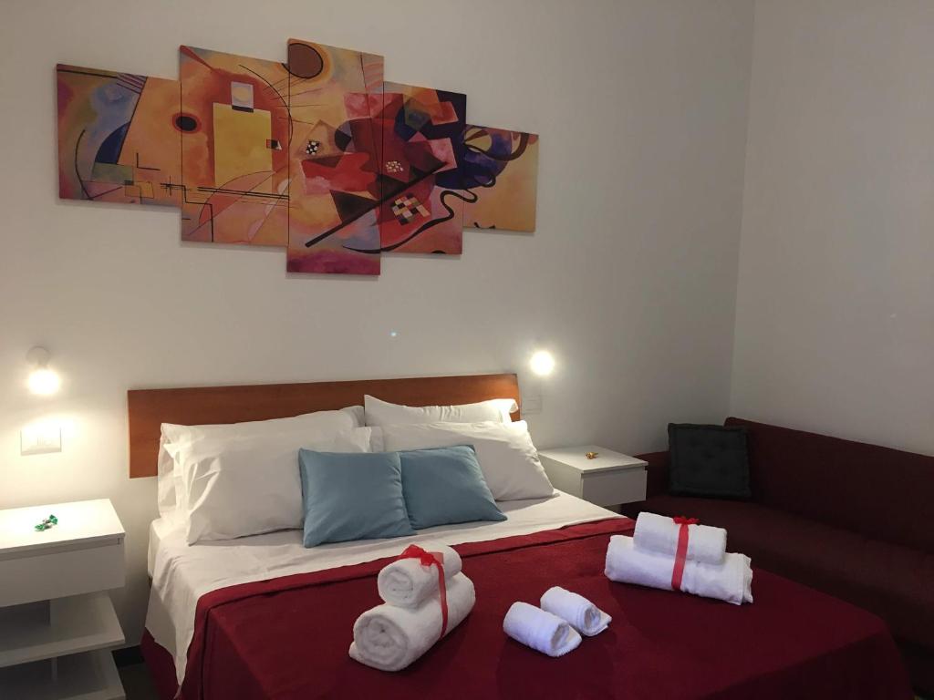 sypialnia z łóżkiem z ręcznikami w obiekcie YooRoom w mieście Palermo