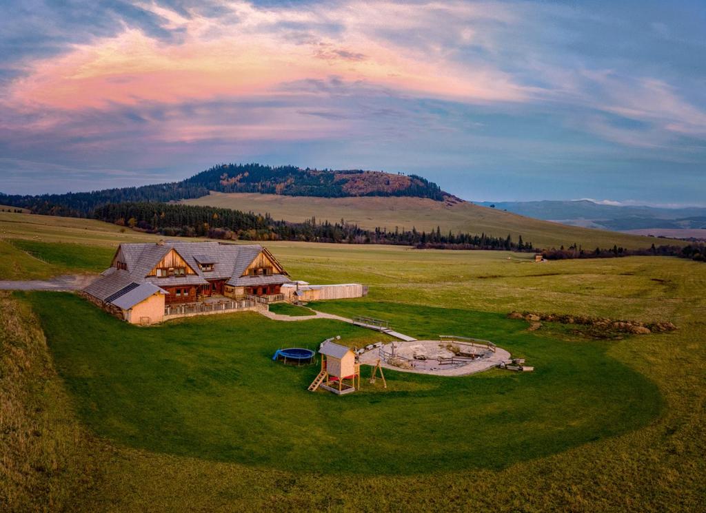 uma vista aérea de uma casa no meio de um campo em Penzión pod Magurou em Slovenská Ves