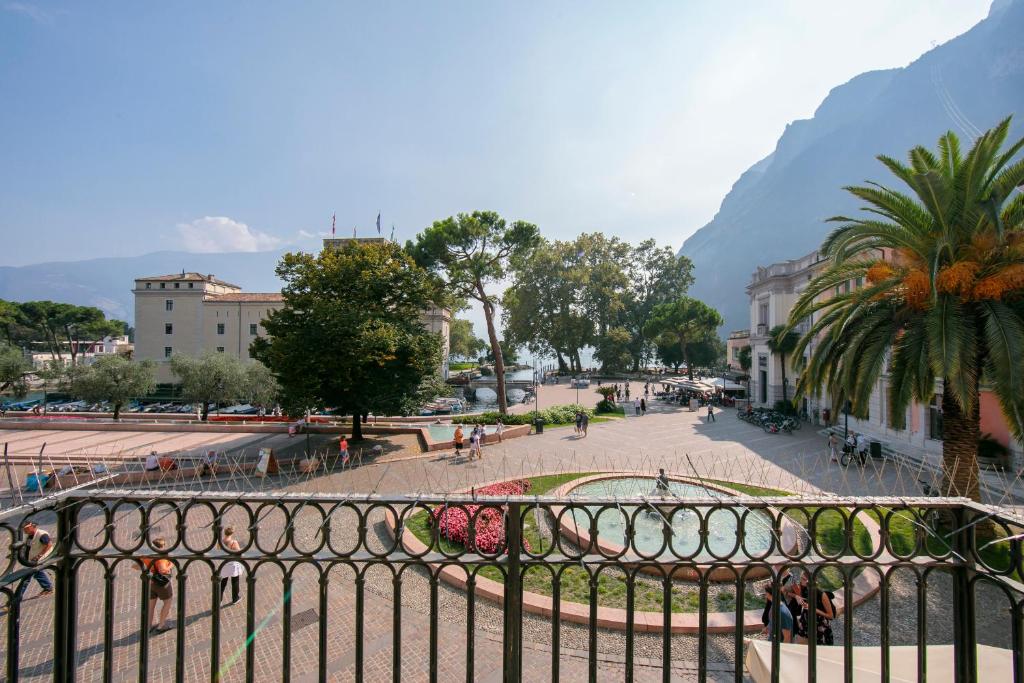 Blick auf eine Stadt mit einem Zaun und einer Straße in der Unterkunft Residenza Rocca del Lago in Riva del Garda