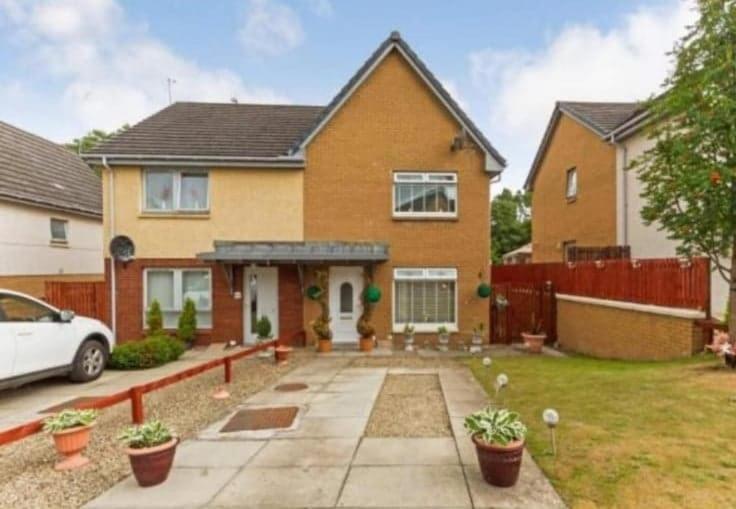 Silverburn new house with free parking and nice garden