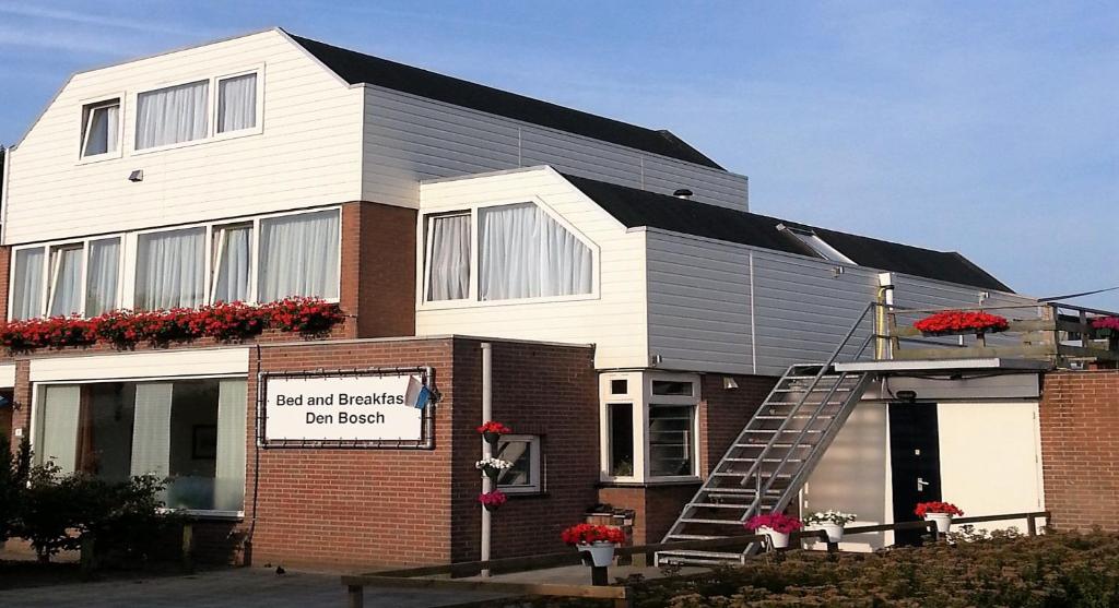 un bâtiment avec un panneau sur son côté dans l'établissement Bed and Breakfast Den Bosch, à Bois-le-Duc