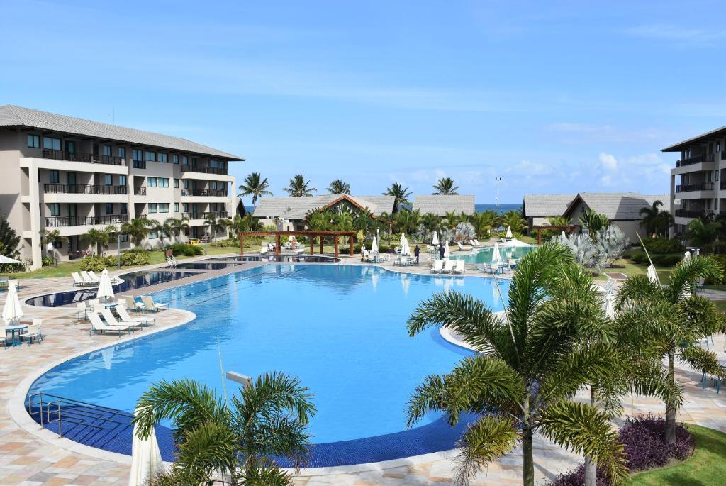 uma vista superior de uma piscina num resort em Boutique Ecolife em Porto de Galinhas