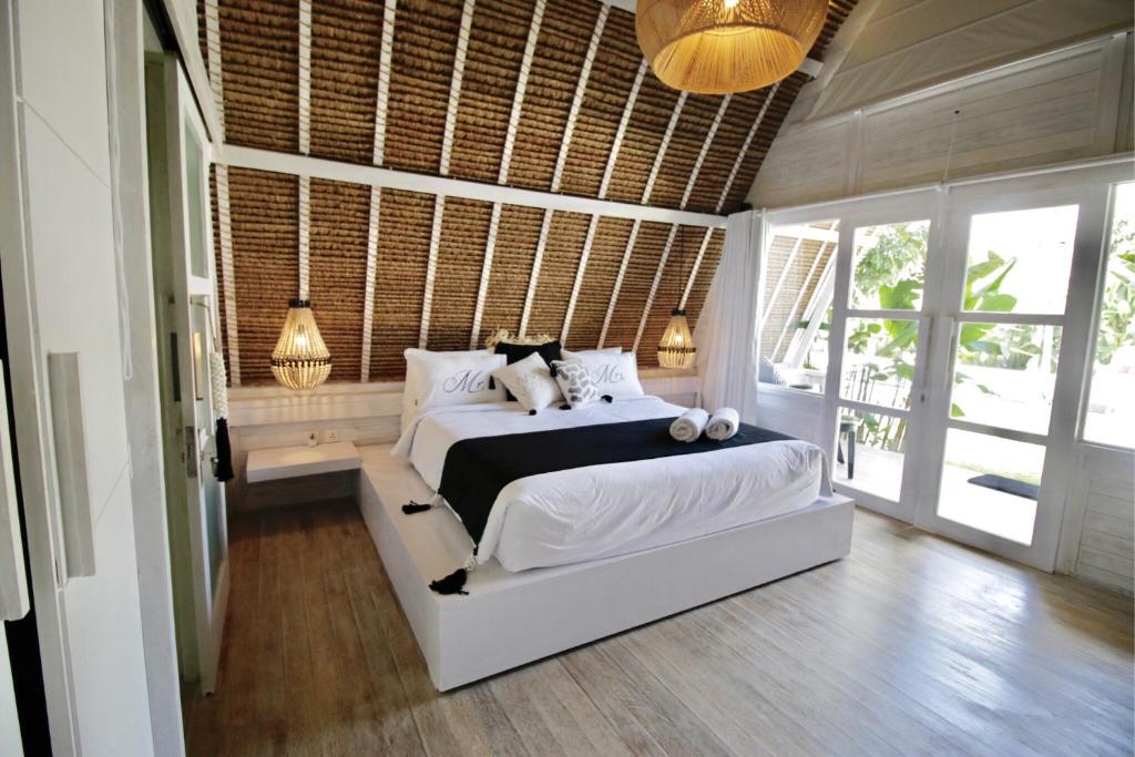 Postel nebo postele na pokoji v ubytování White Palm Hotel Uluwatu Bali