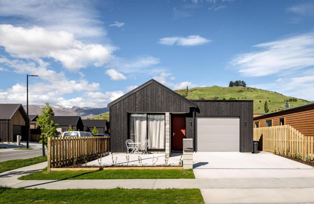 a black house with a white garage at NV Homes in Queenstown