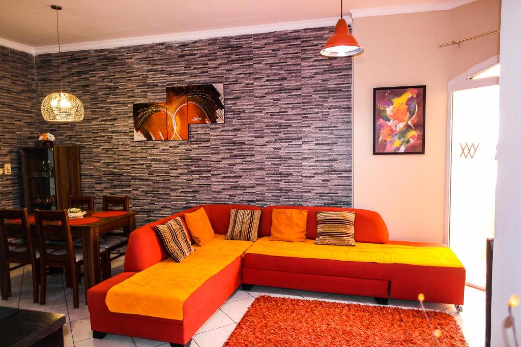 洪加達的住宿－Desert Pearl Art，带沙发和砖墙的客厅