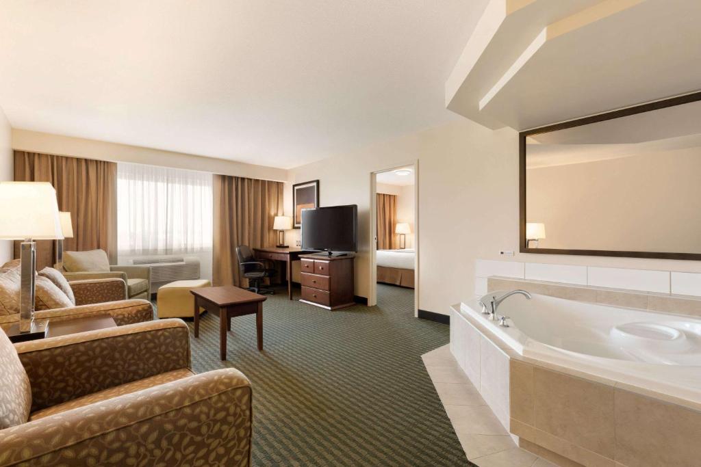 Travelodge Hotel by Wyndham Weyburn photo