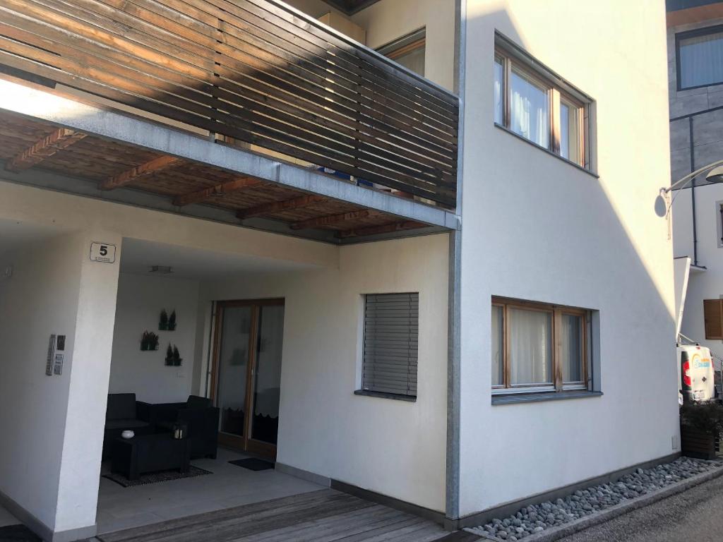 dom z werandą z drewnianym tarasem w obiekcie Apartment Himmelreich w mieście Brunico