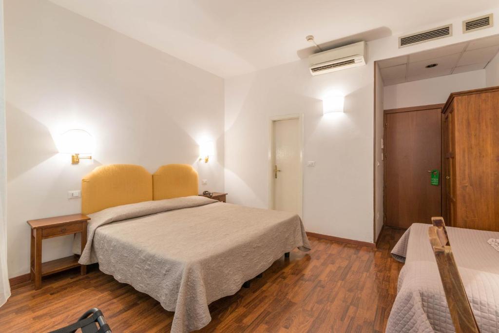 Postel nebo postele na pokoji v ubytování Hotel Rex