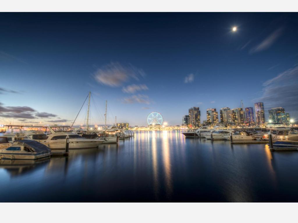 - une vue sur un port avec des bateaux dans l'eau dans l'établissement City Fringe Apt市中心的心灵港湾, à Melbourne