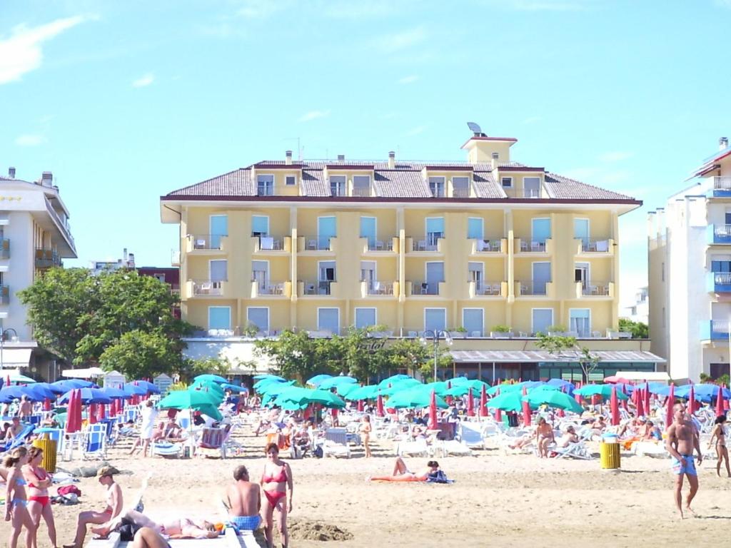 un grupo de personas en la playa cerca de un hotel en Hotel Continental, en Lido di Jesolo