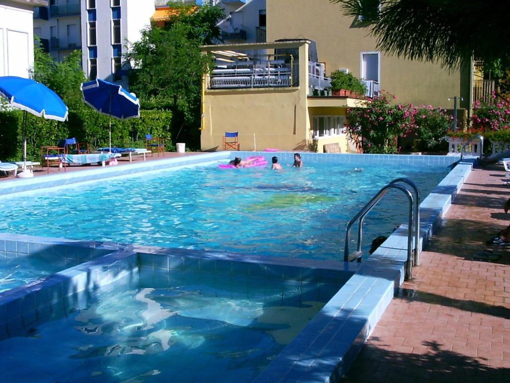 Bazén v ubytovaní Hotel Continental alebo v jeho blízkosti
