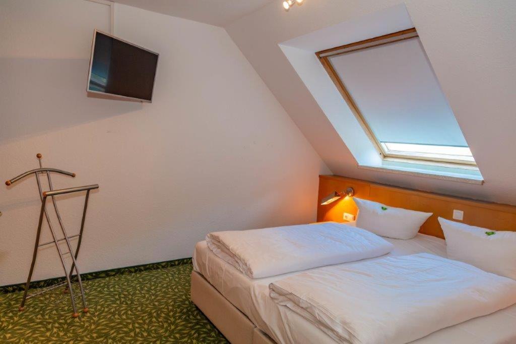 um quarto com uma cama e uma clarabóia em FEWO 33 em Zempin