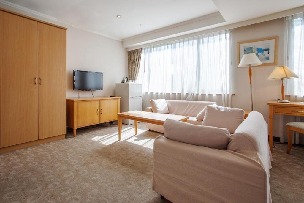 TV a/nebo společenská místnost v ubytování The Koos Hotel