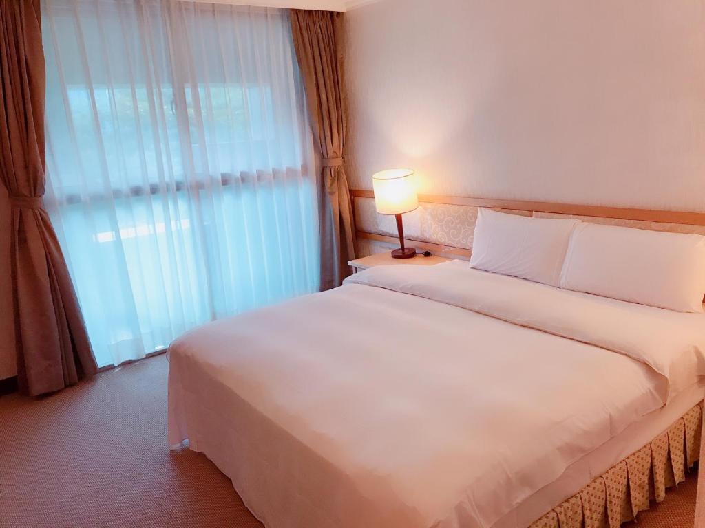 Postel nebo postele na pokoji v ubytování The Koos Hotel
