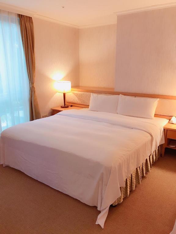 Postel nebo postele na pokoji v ubytování The Koos Hotel
