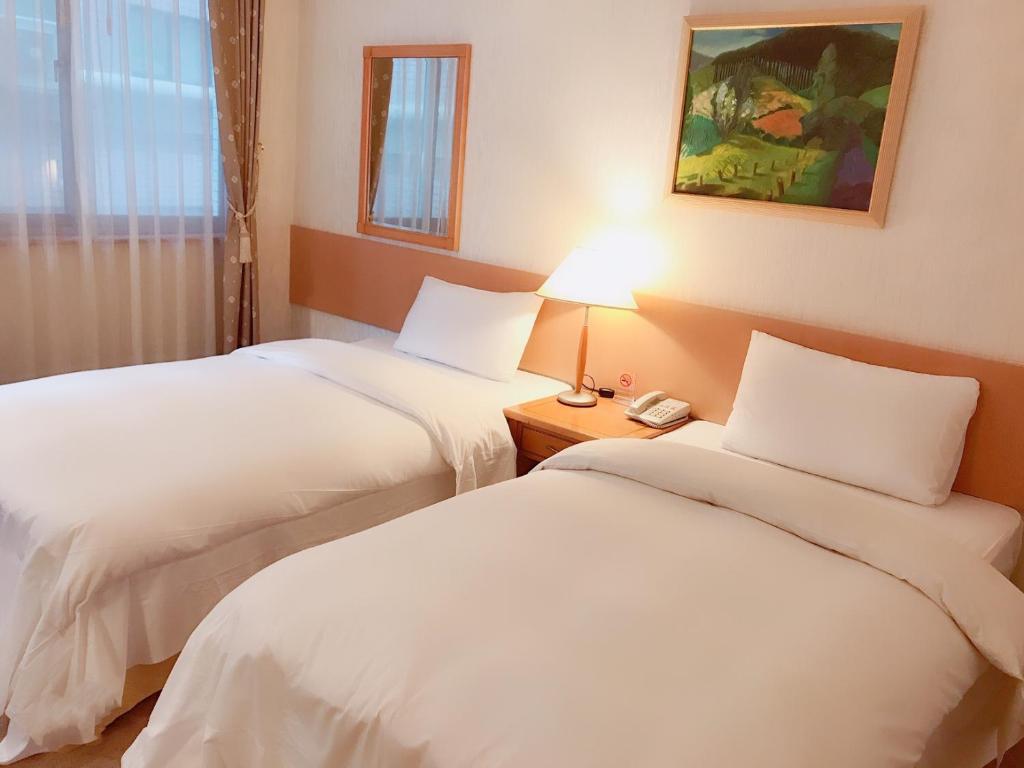 Postel nebo postele na pokoji v ubytování The Koos Hotel