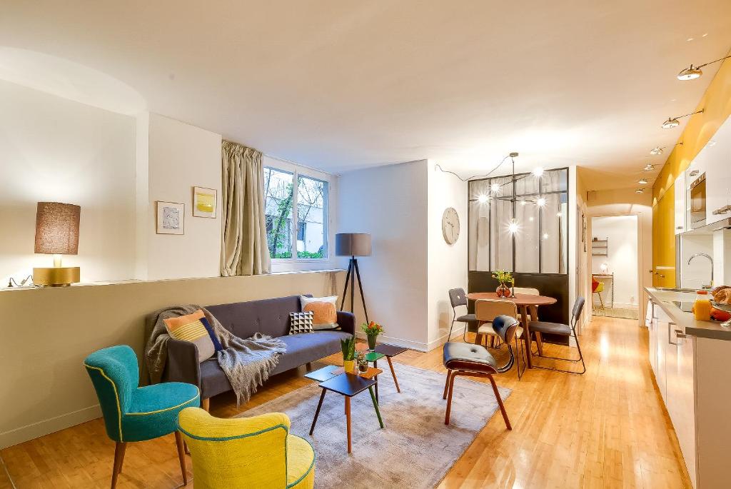 un salon avec un canapé et des chaises dans l'établissement LE VAUGIRARD - 3bedrooms Apartment Premium, à Paris