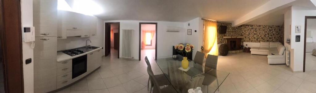 GrottoleにあるIl Terrazzo Sul Basentoの広いキッチン(白い家電製品付)、リビングルームが備わります。