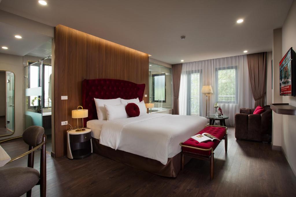 河內的住宿－Hanoi L'Heritage Diamond Hotel & Spa，一间带大床的卧室和一间客厅