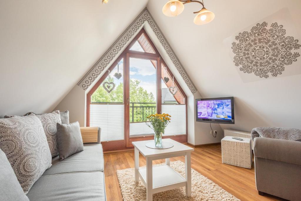 Televízia a/alebo spoločenská miestnosť v ubytovaní Apartamenty Smrekowa Zakopane