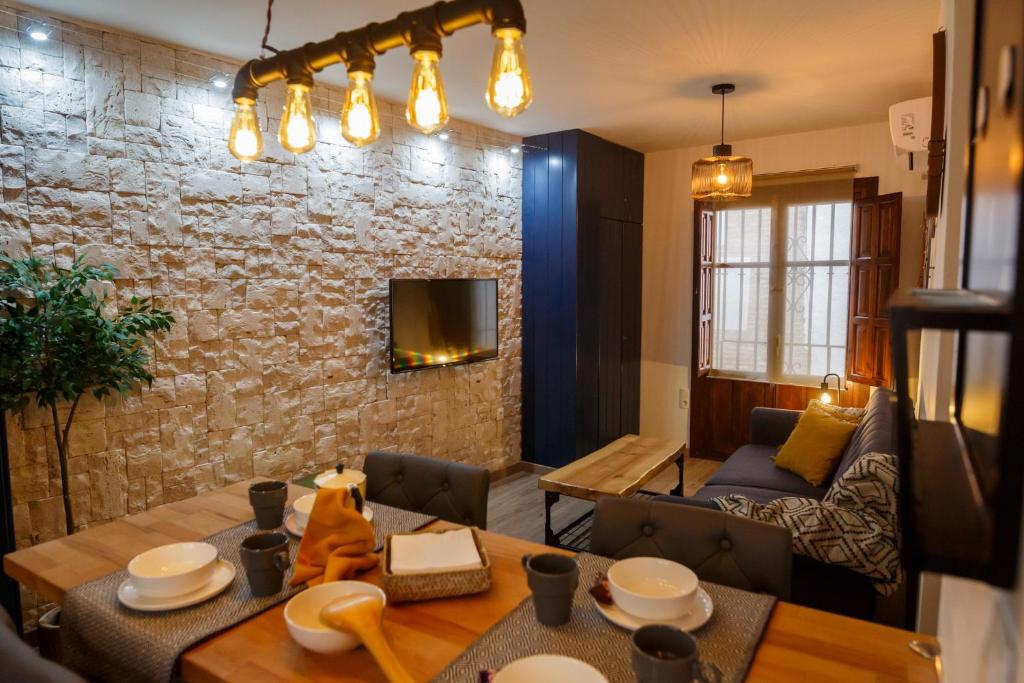 ein Wohnzimmer mit einem Tisch und einem Sofa in der Unterkunft Meraki Suites Albaycin in Granada
