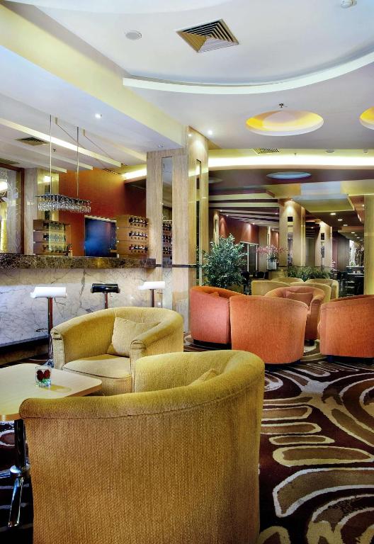 Posezení v ubytování Royal Palm Hotel & Conference Center Cengkareng
