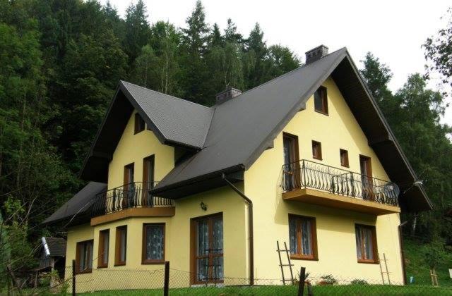 a large yellow house with a black roof at Kwatery prywatne Agnieszka i Paweł Kuźlak in Wierchomla Wielka