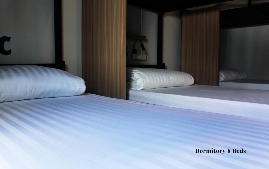 Postel nebo postele na pokoji v ubytování Phuket Marine Poshtel - SHA Plus