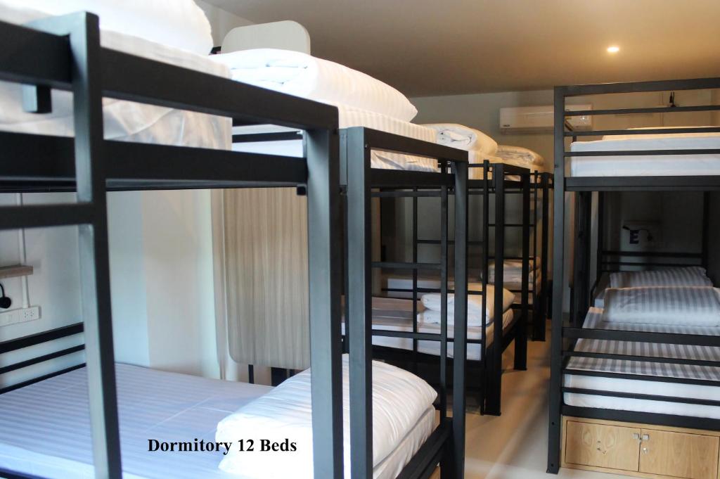 Postel nebo postele na pokoji v ubytování Phuket Marine Poshtel - SHA Plus