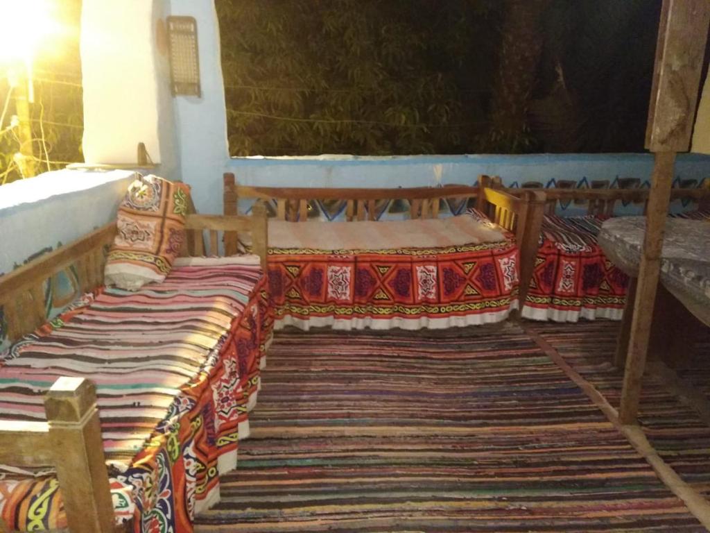 Postel nebo postele na pokoji v ubytování Aswan Nubian House