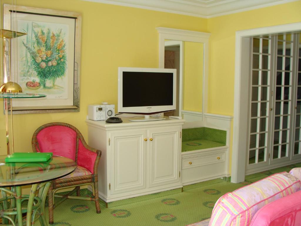 TV a/nebo společenská místnost v ubytování Boutique Hotel Villa am See