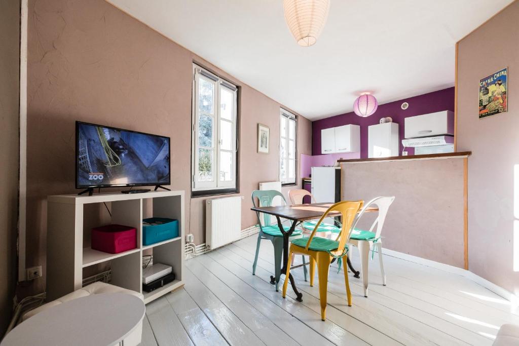 uma pequena sala de jantar com mesa e cadeiras em Appartements Saint-Front em Périgueux