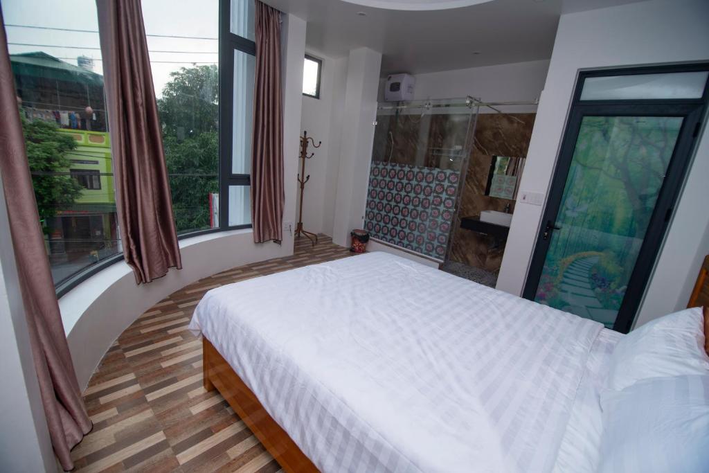 Postel nebo postele na pokoji v ubytování Long Hotel and motobike rental