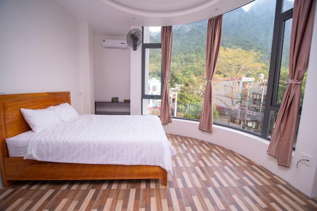 Postel nebo postele na pokoji v ubytování Long Hotel and motobike rental