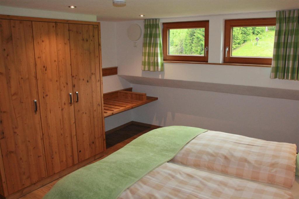 Postel nebo postele na pokoji v ubytování Landhaus Alpenhof