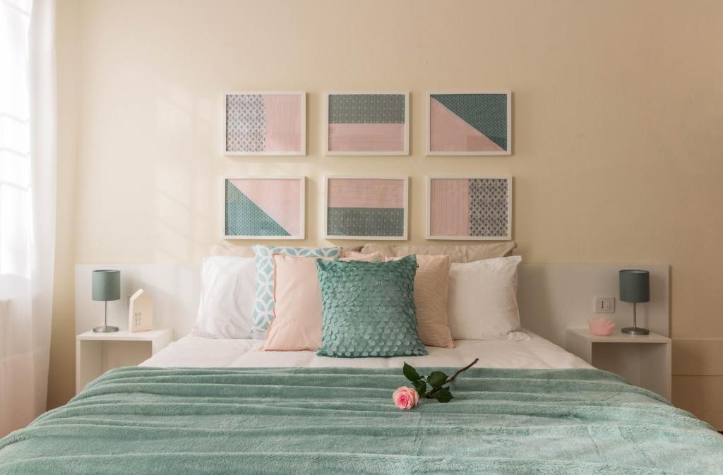 1 dormitorio con 1 cama con edredón verde en La Rosa, en Ferrara