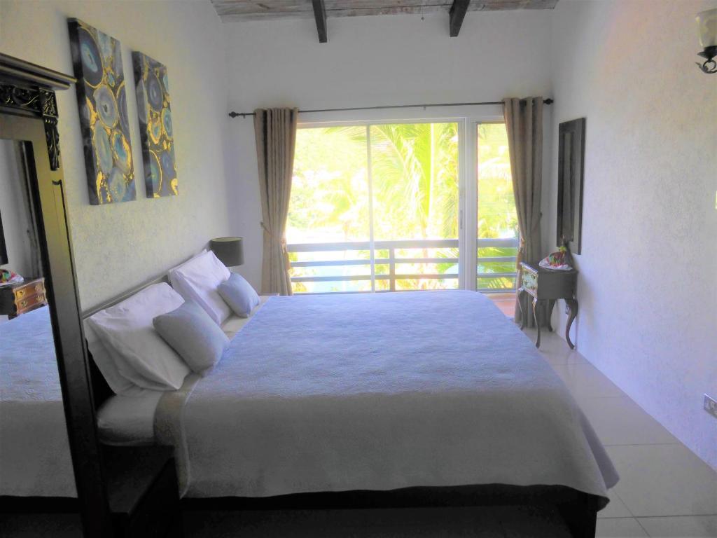 Кровать или кровати в номере Marigot Palms Luxury Caribbean Apartment Suites