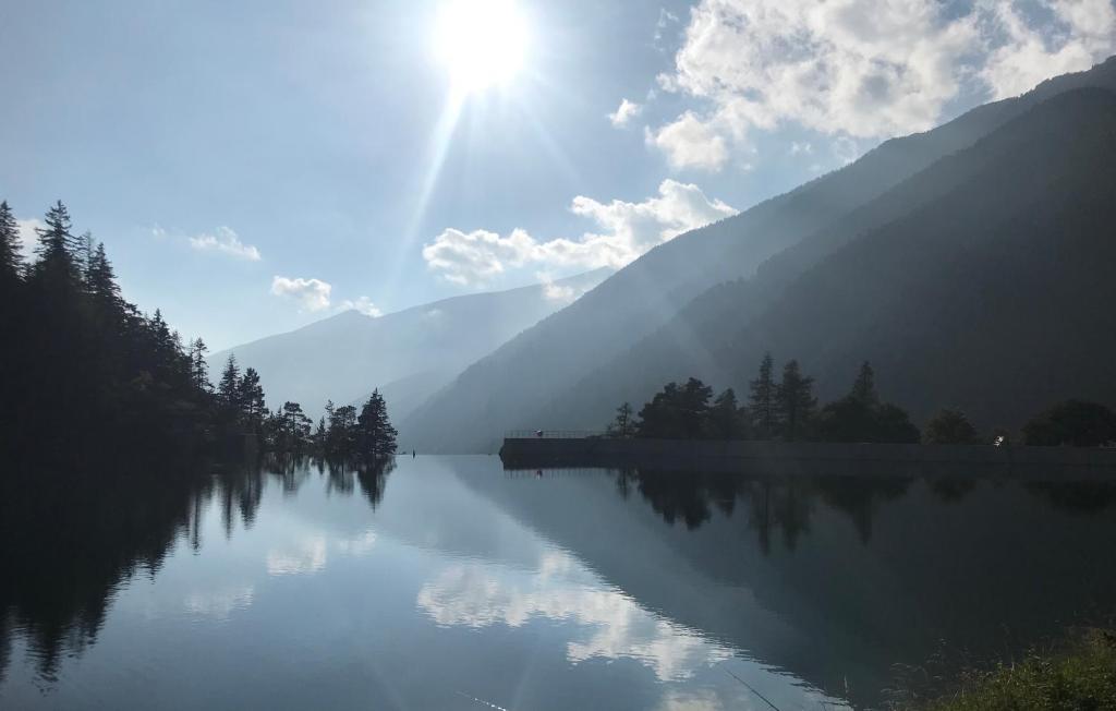 - une vue sur un lac avec le soleil réfléchissant sur l'eau dans l'établissement Chambre d'Hôtes Casa Mia, à Belvédère