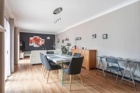 Posezení v ubytování 13 rue de la pyramide Bel Appartement