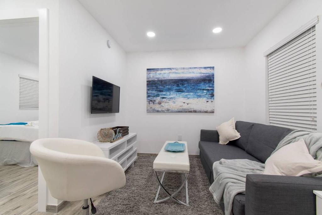TV a/nebo společenská místnost v ubytování Stylish 1BR Walk to the Beach 1